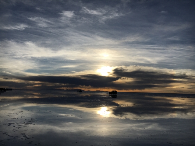 ウユニ塩湖の夕日風景