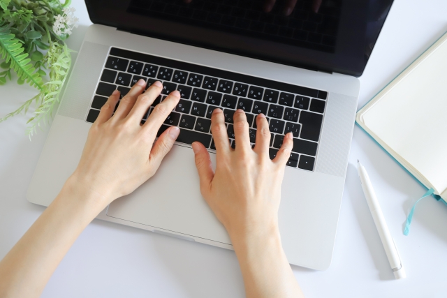 パソコンを操作する風景