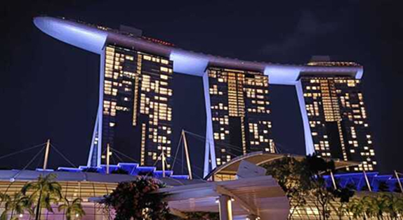 シンガポール 夜のライトアップされたマリーナベイサンズ
